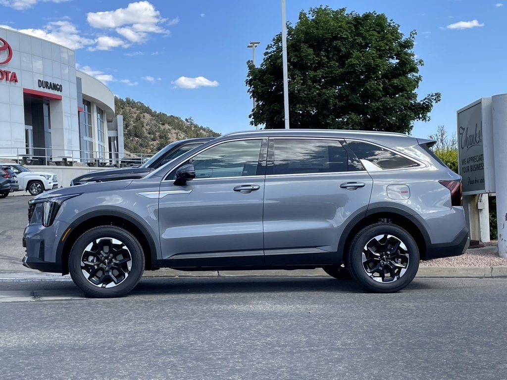 2025 Kia Sorento S photo 3