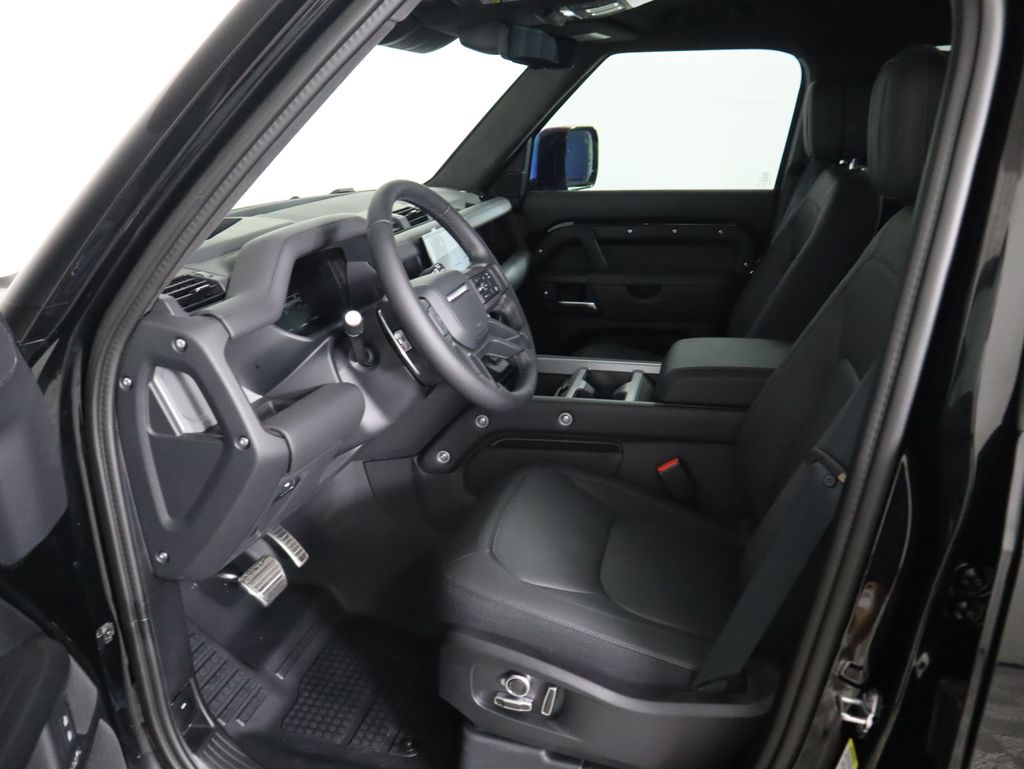 2025 Land Rover Defender 130 V8 photo 18