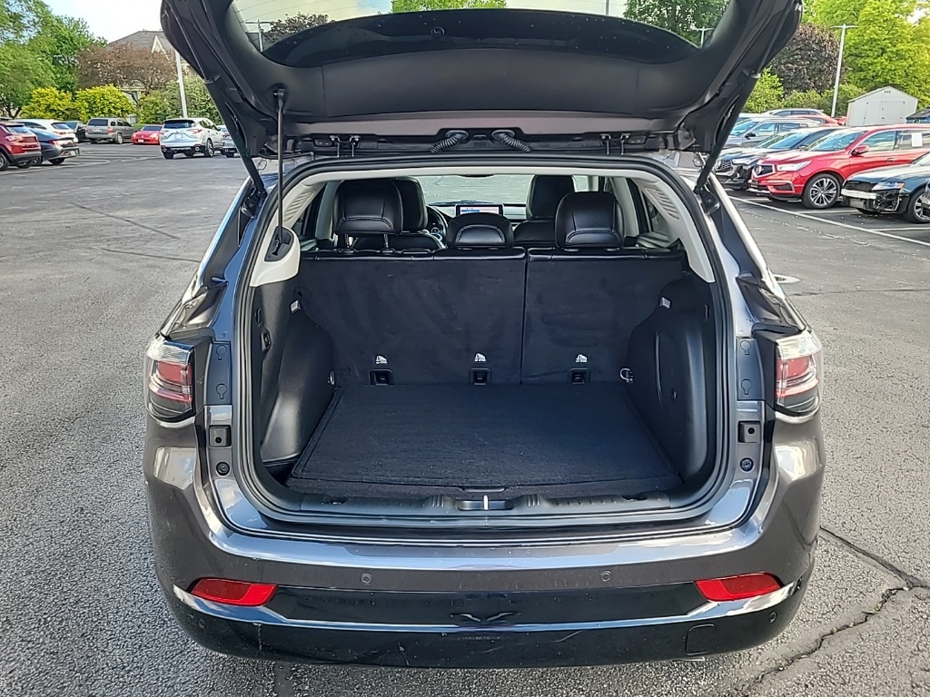 Used 2022 Granite Crystal Metallic Clearcoat Jeep Limited image 9