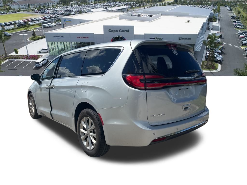 2023 Chrysler Pacifica Touring L photo 2