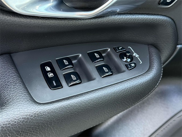 2020 Volvo XC90 T6 Momentum photo 28