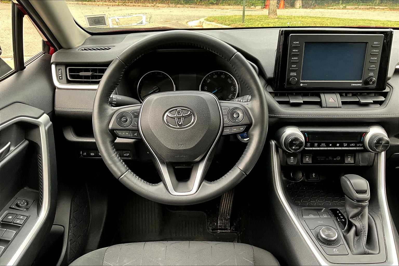 2022 Toyota RAV4 Hybrid XLE photo 3