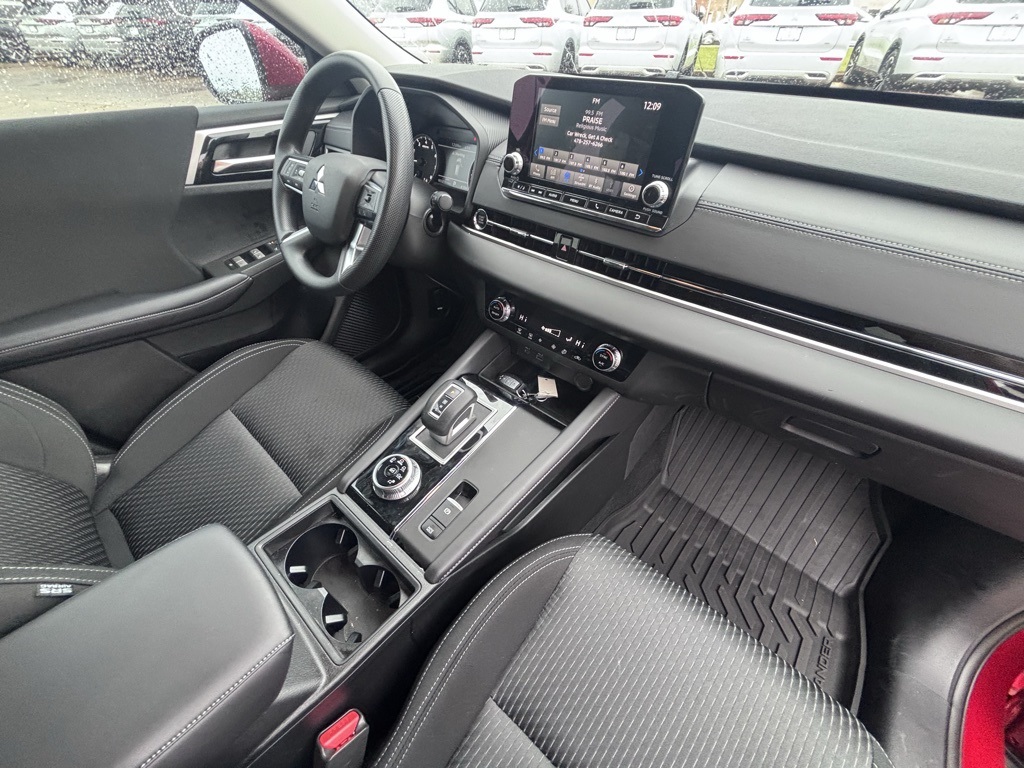 2024 Mitsubishi Outlander ES photo 22