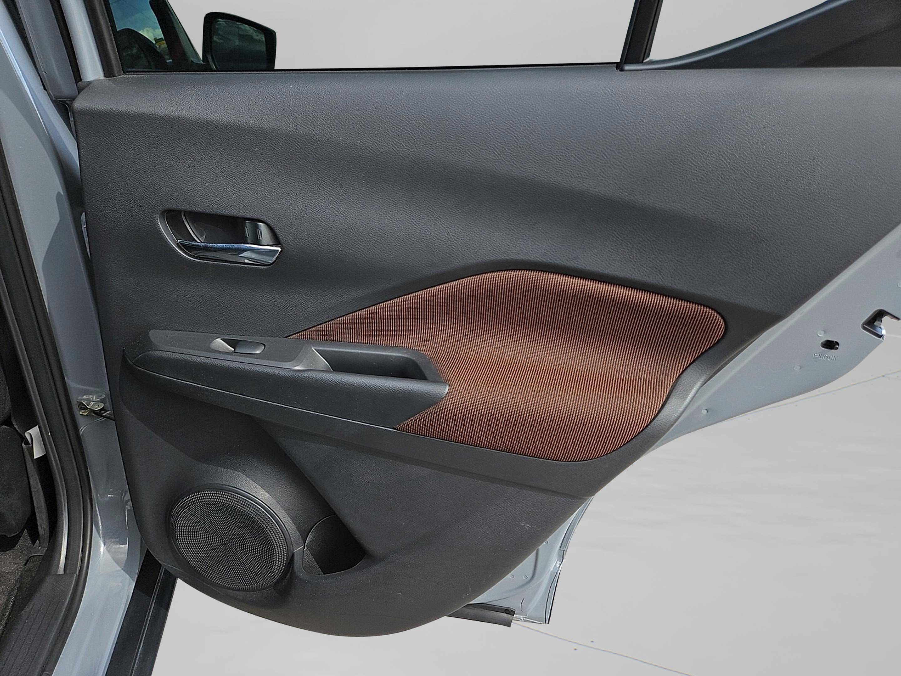 2023 Nissan Kicks SR photo 23