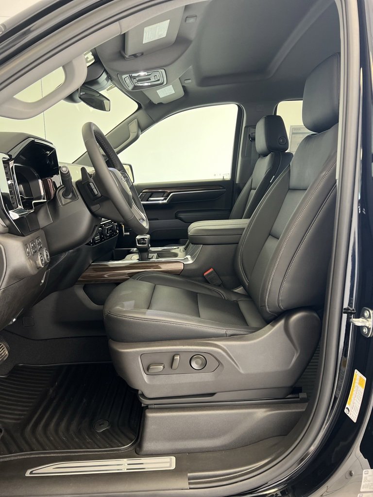 2024 Chevrolet Silverado 1500 RST photo 3