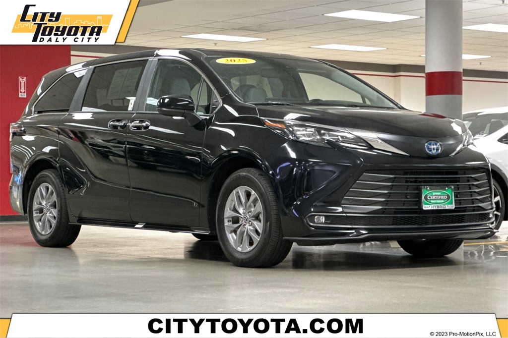 2025 Toyota Sienna XLE's photo