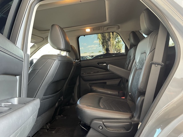 2022 Nissan Pathfinder Platinum photo 12
