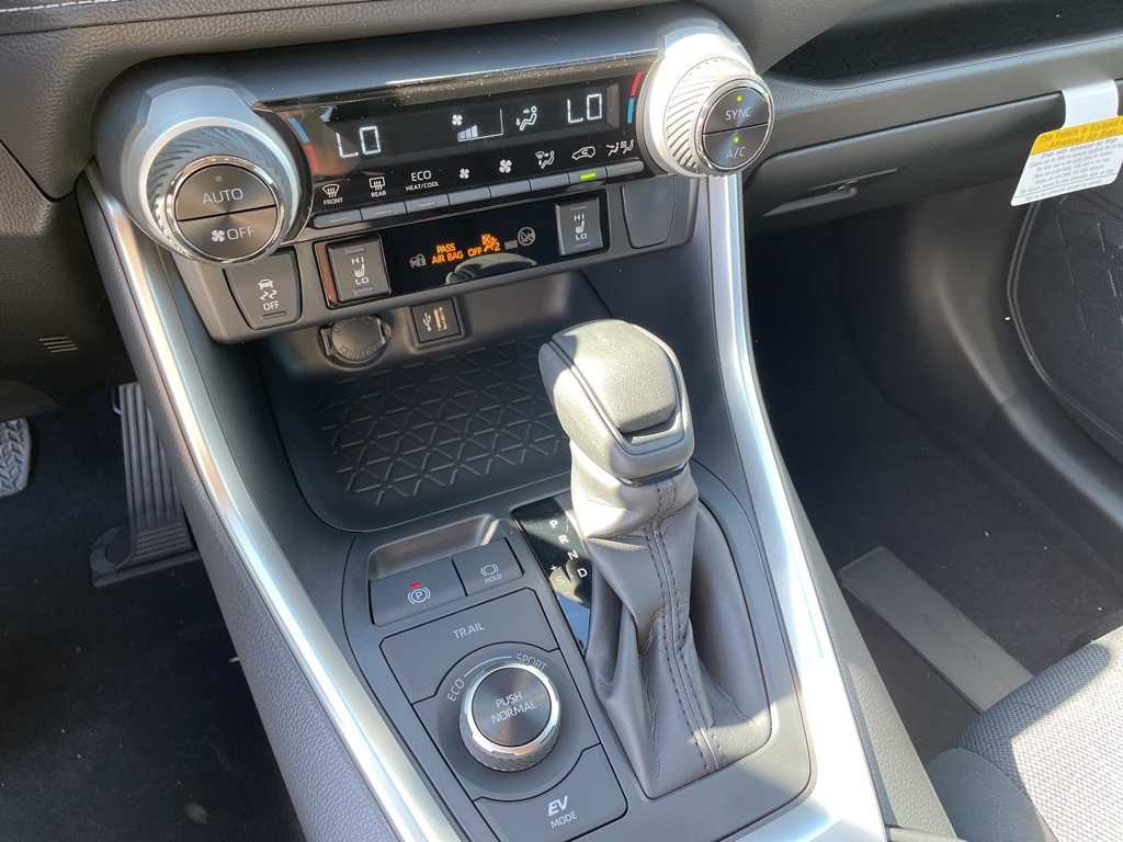 2025 Toyota RAV4 Hybrid XLE photo 8