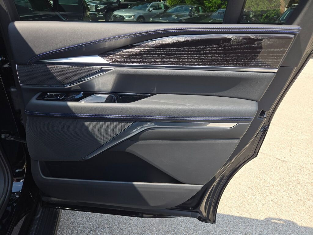 2026 Cadillac Escalade IQ Luxury photo 9
