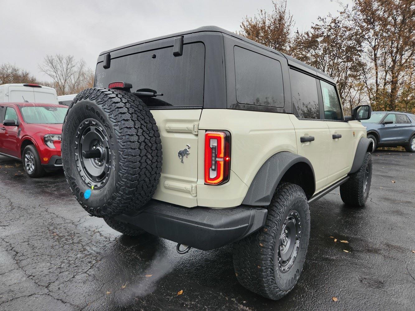 2025 Ford Bronco Badlands photo 2