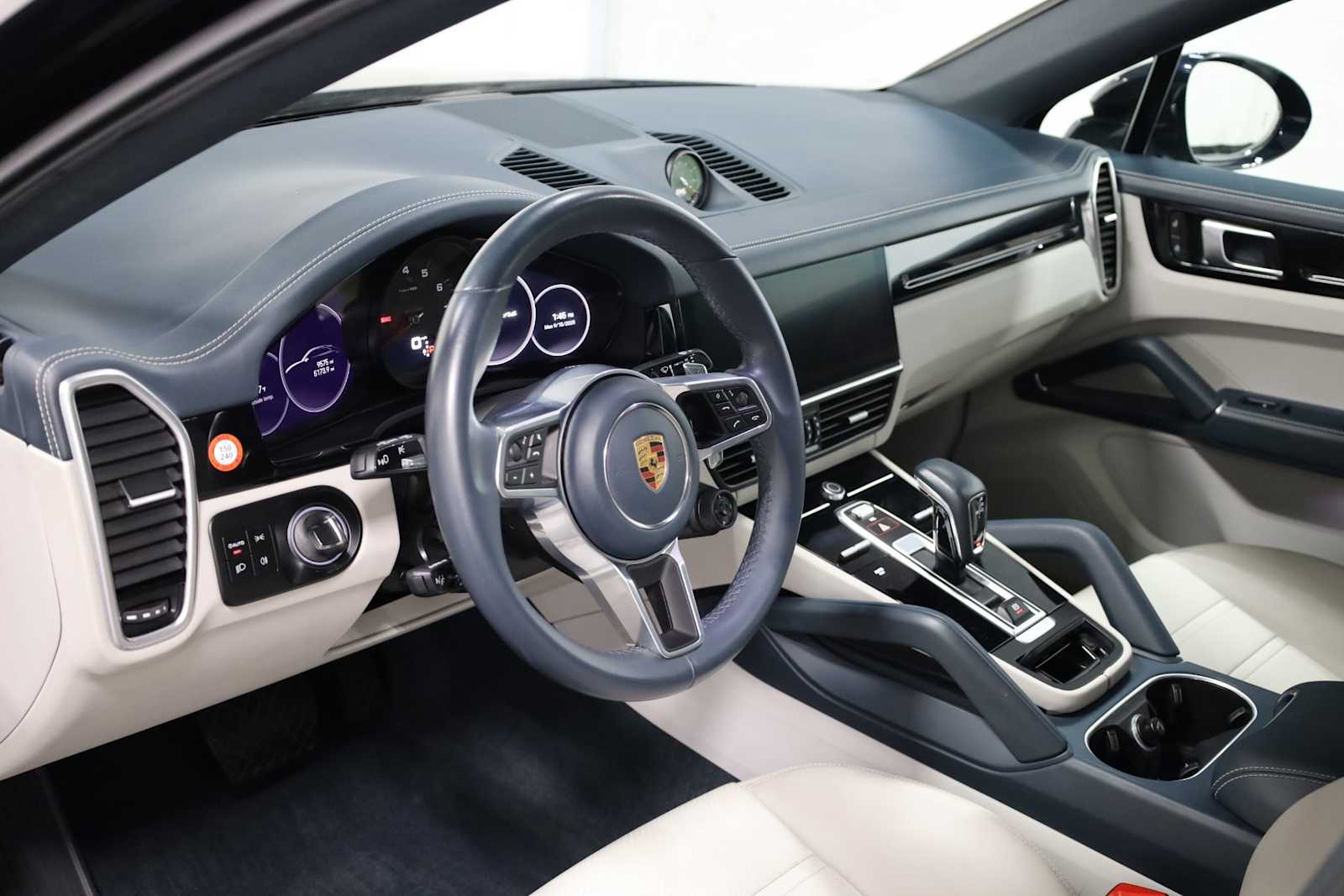 2023 Porsche Cayenne Coupe photo 3