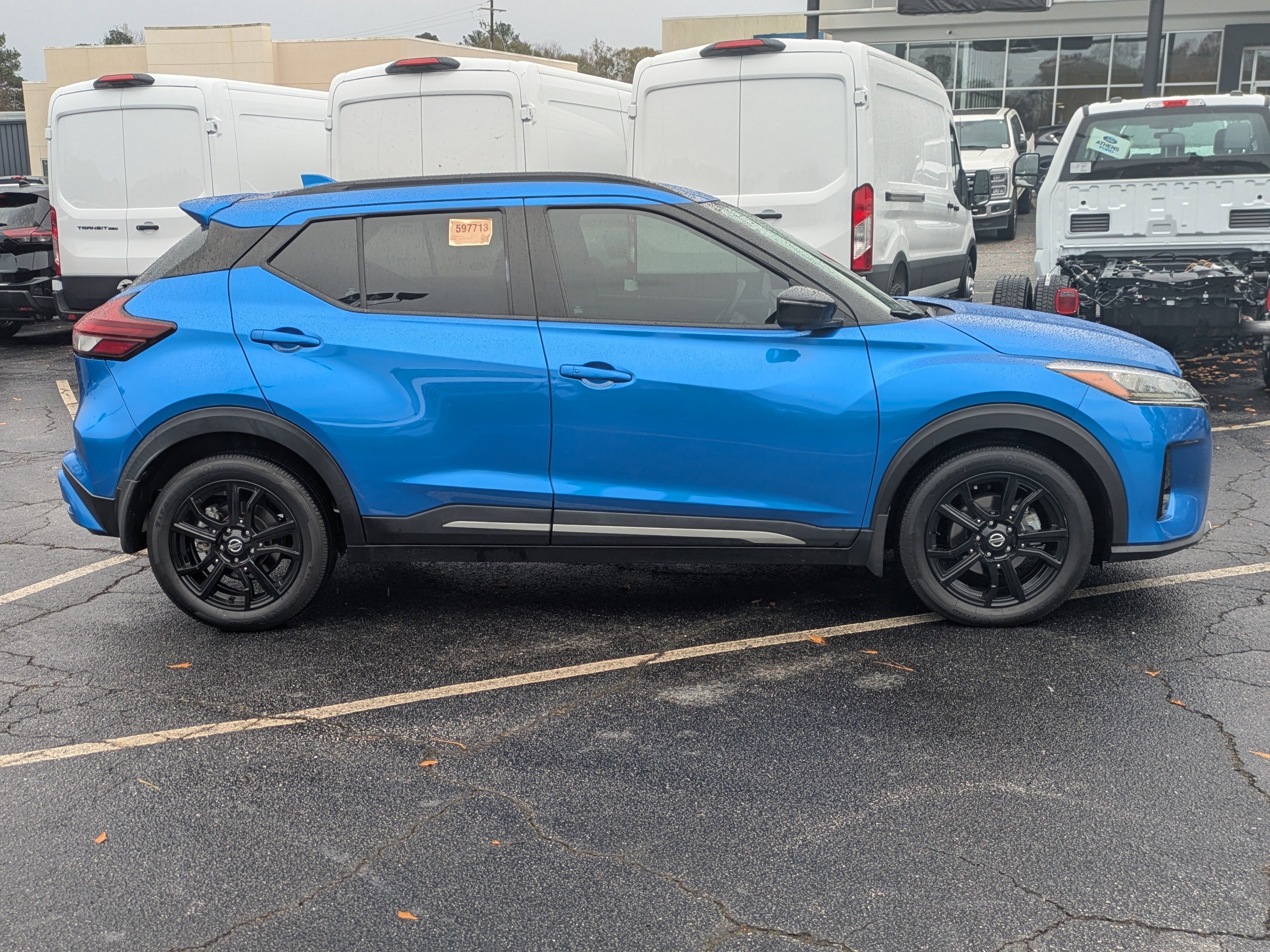 2021 Nissan Kicks SR photo 2