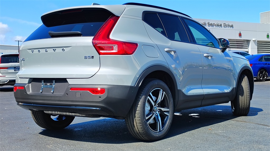 2026 Volvo XC40 Core photo 2