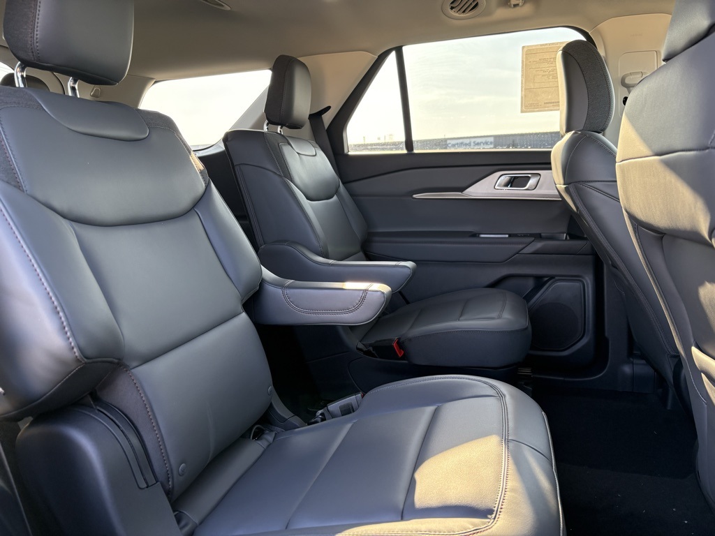 2025 Ford Explorer photo 31