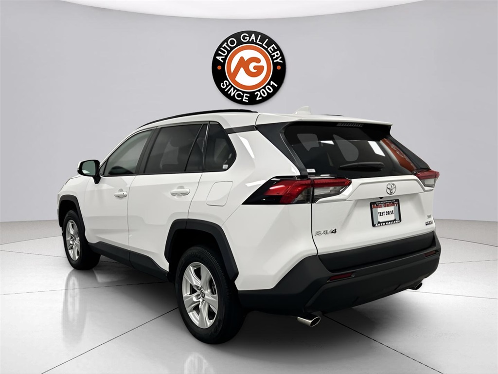 2021 Toyota RAV4 XLE photo 3