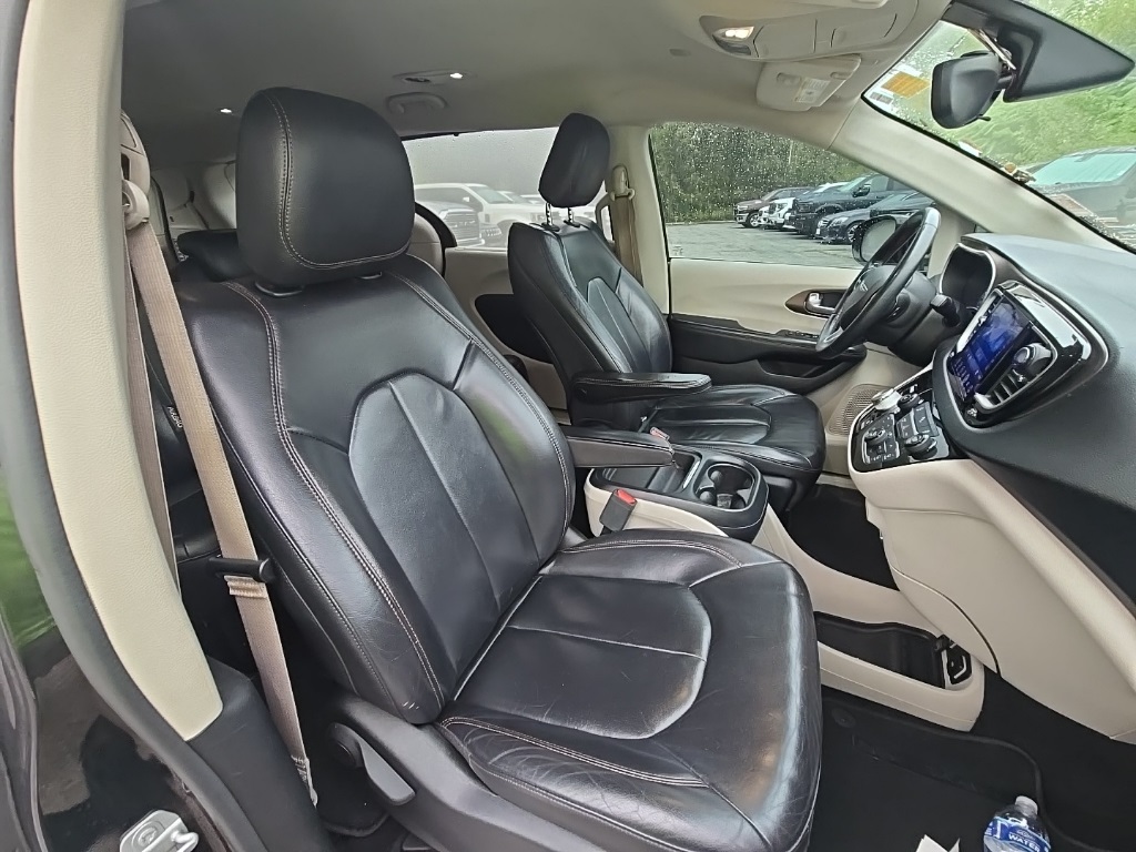 2017 Chrysler Pacifica Touring L photo 16