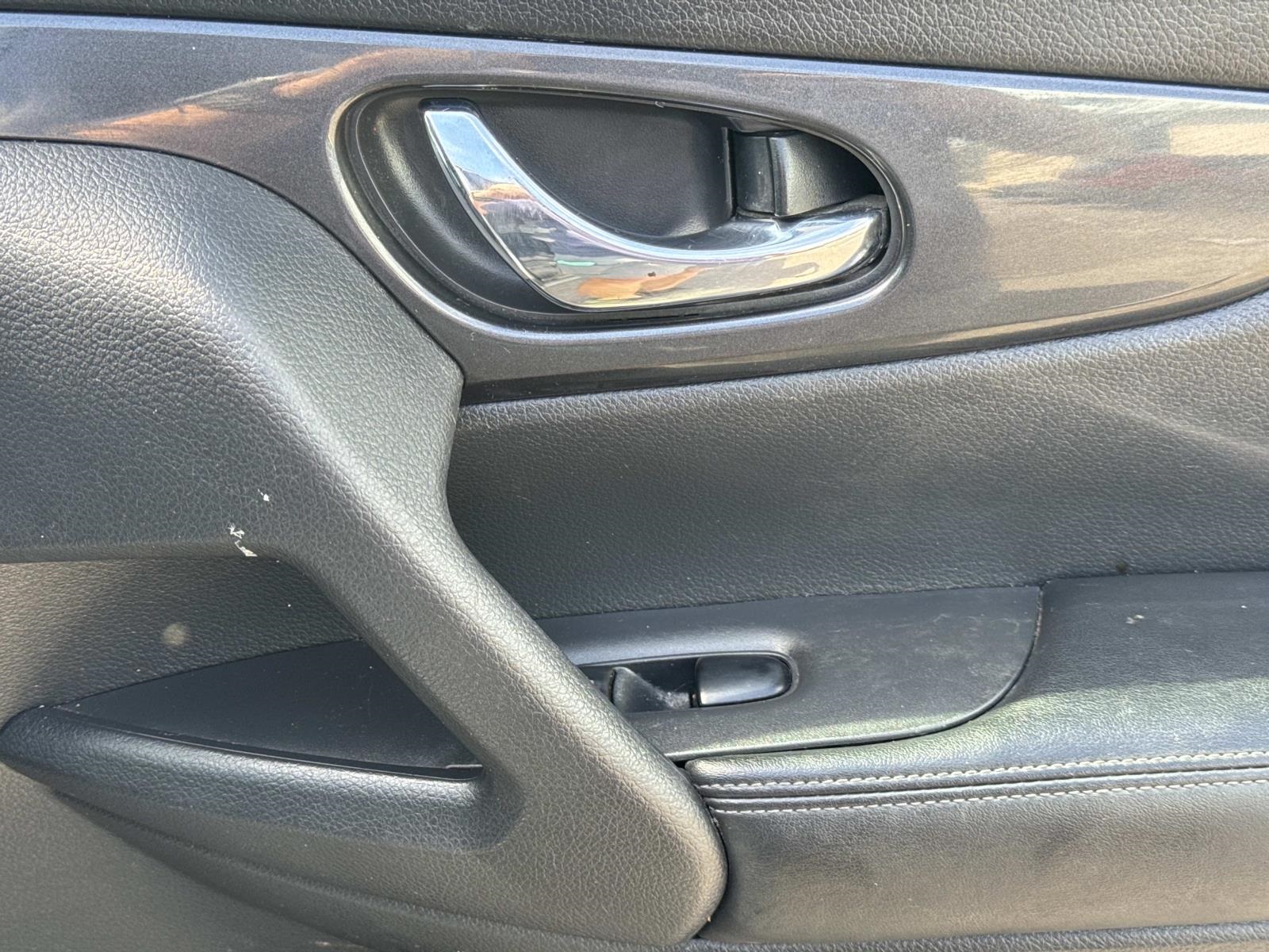2017 Nissan Rogue SV photo 12