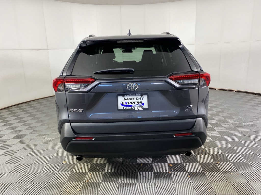 2021 Toyota RAV4 LE photo 13