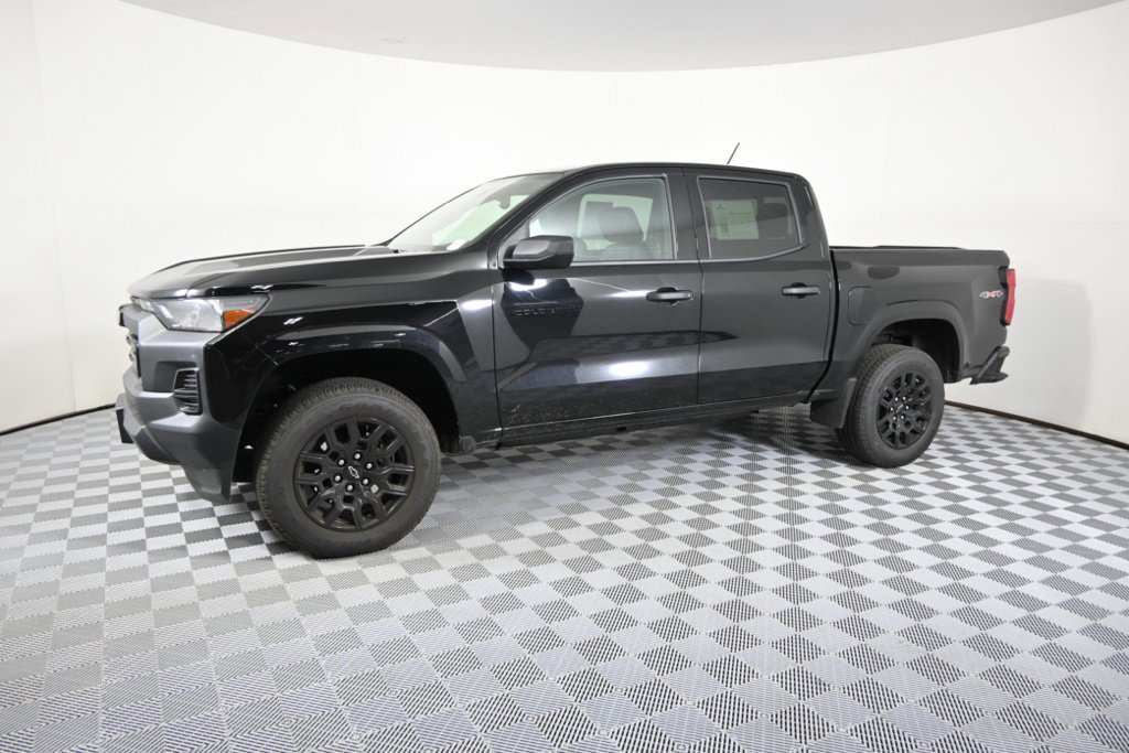 2025 Chevrolet Colorado Work Truck photo 2