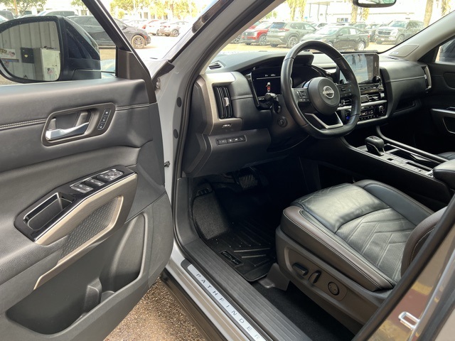2022 Nissan Pathfinder Platinum photo 21