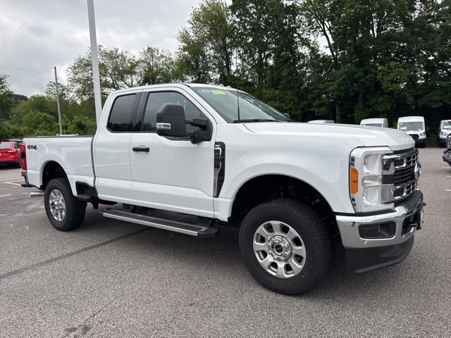 New 2023 Oxford White Ford F-250® XLT image 1