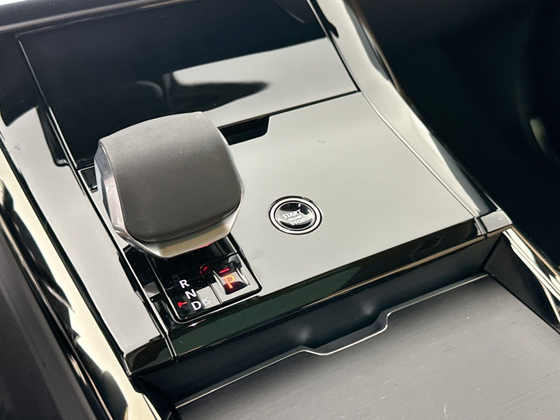 2025 Land Rover Range Rover Sport SE photo 4