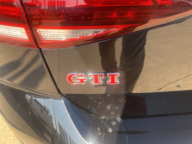 2019 Volkswagen Golf GTI SE photo 3