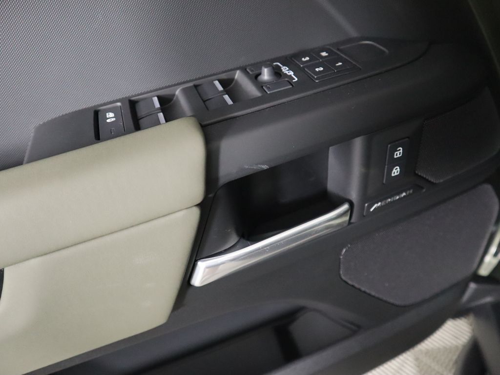 2025 Land Rover Defender 110 S photo 20