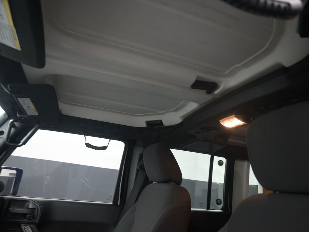 2015 Jeep Wrangler Unlimited Sport photo 20