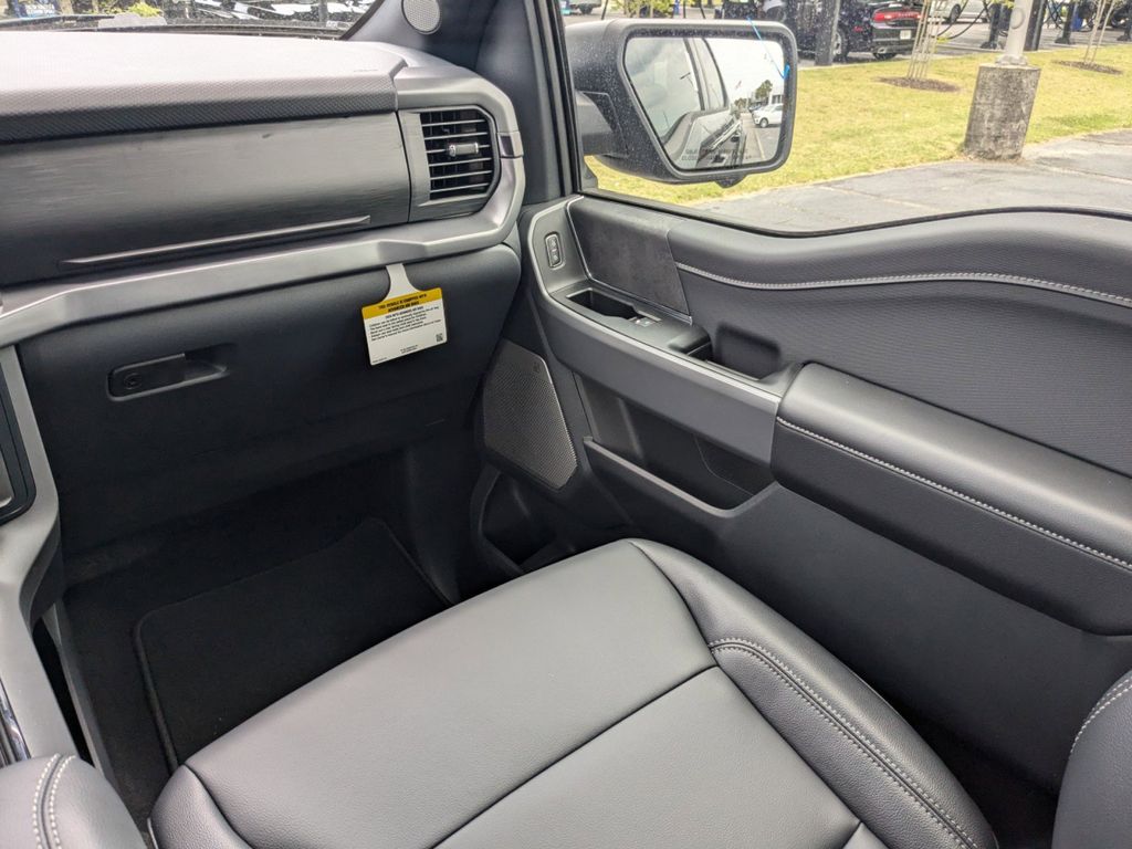 2025 Ford F-150 XLT photo 17