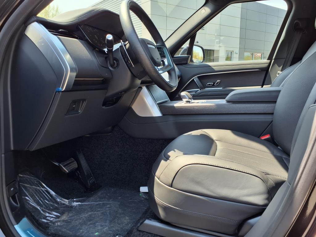 2025 Land Rover Range Rover SE photo 16