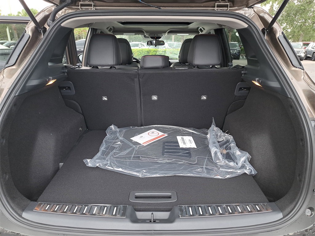 2026 Nissan Kicks SR photo 8