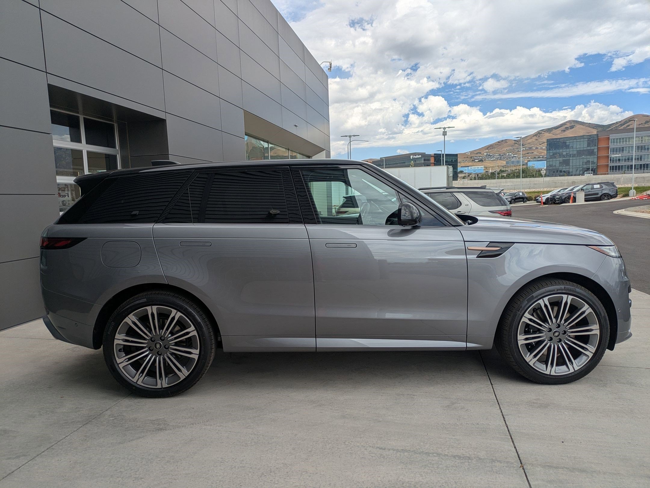 2025 Land Rover Range Rover Sport SE photo 4