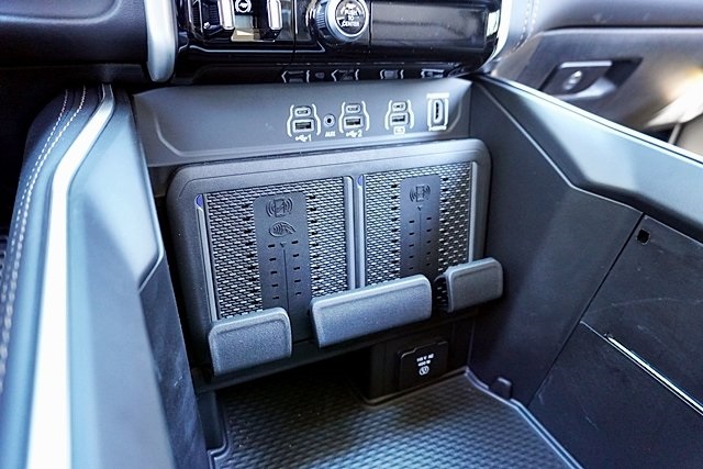 New 2026 Ivory White Tri-Coat Pearl-Coat Exterior Paint RAM Tungsten image 41