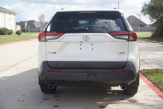 2021 Toyota RAV4 XLE Premium photo 3