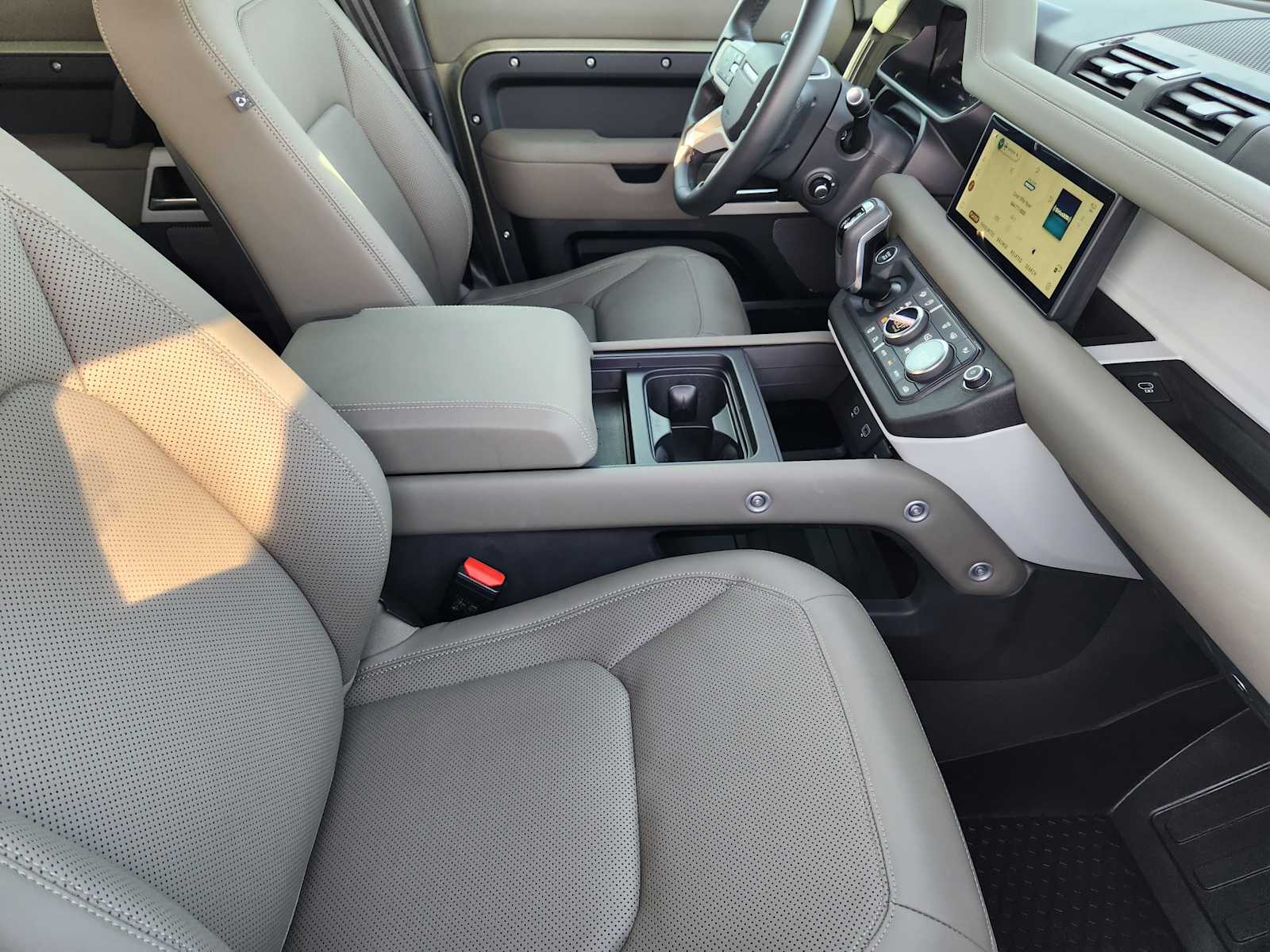 2024 Land Rover Defender S photo 12