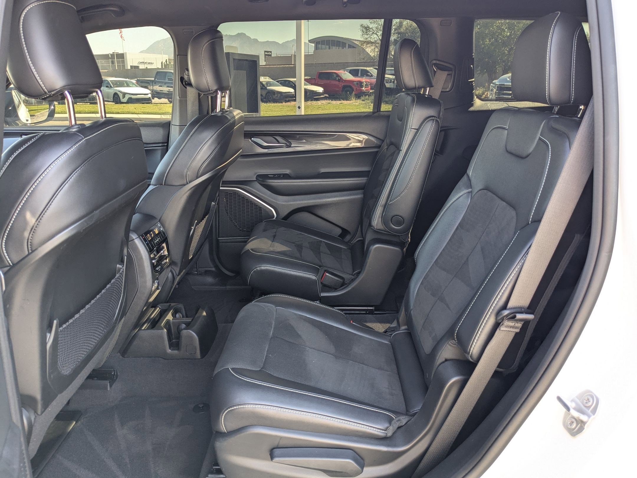 2022 Jeep Grand Cherokee Altitude photo 18