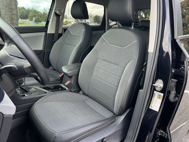 2023 Volkswagen Taos SE photo 2