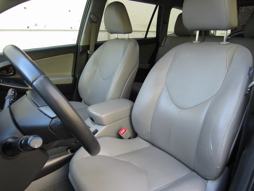2011 Toyota RAV4 LE photo 12