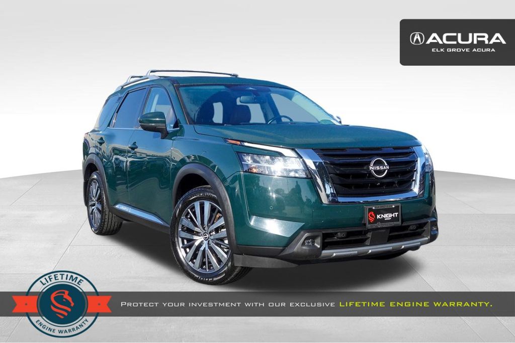 2022 Nissan Pathfinder Platinum's photo