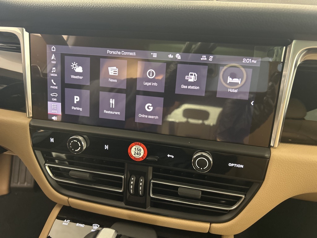 2025 Porsche Macan T photo 18