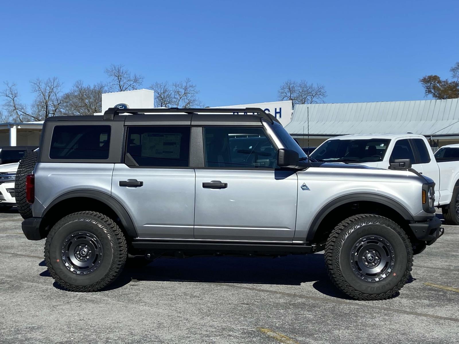 2024 Ford Bronco Black Diamond photo 2