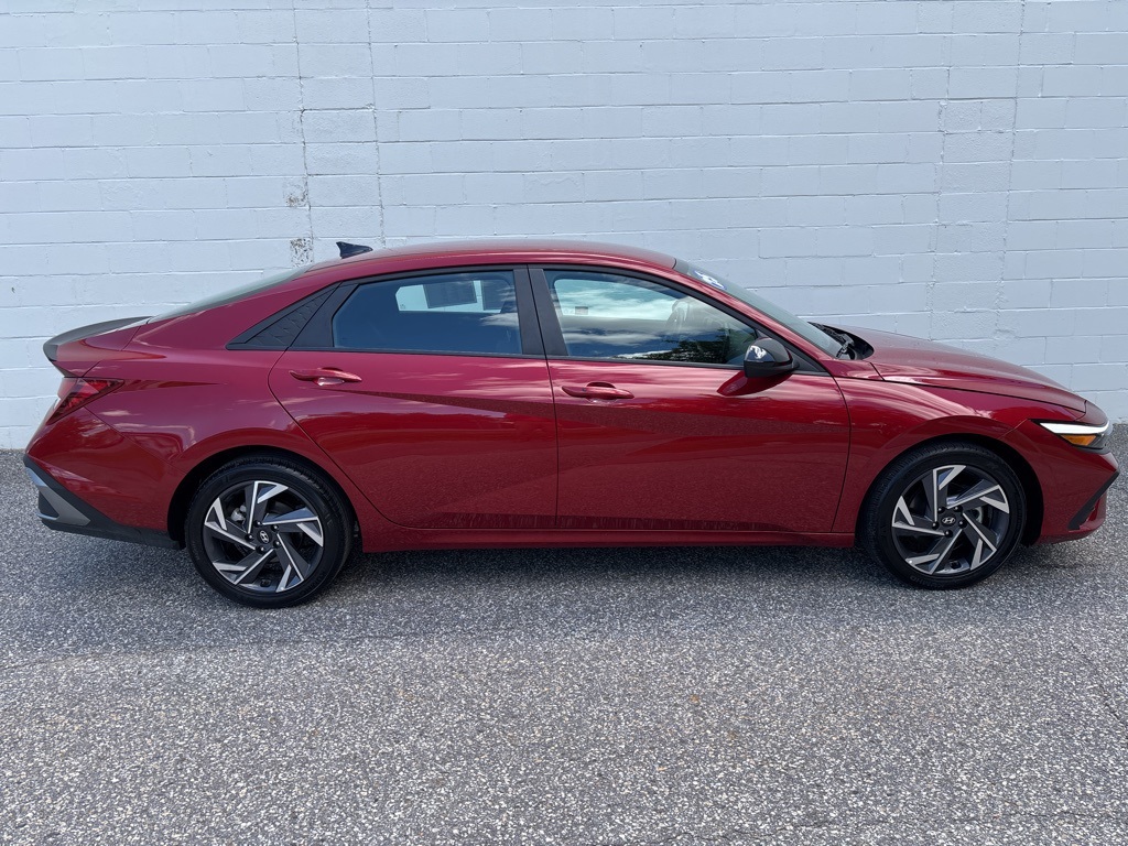 2025 Hyundai Elantra SEL Sport photo 2