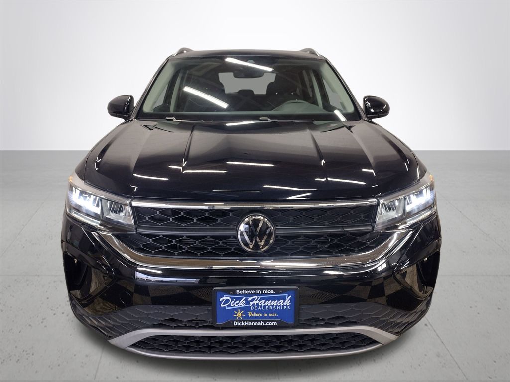 2023 Volkswagen Taos SE photo 2