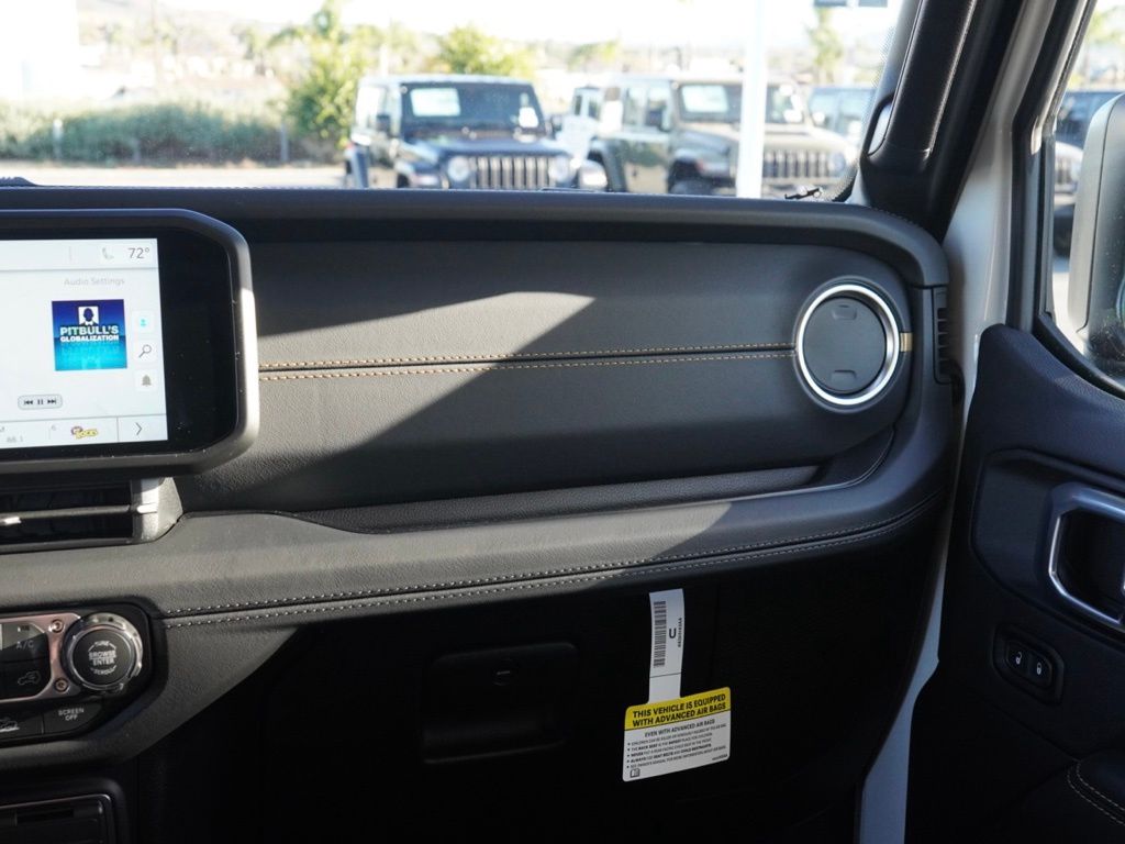 New 2026 Bright White Clear-Coat Exterior Paint Jeep Sahara image 26