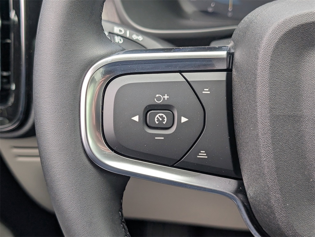 2025 Volvo XC40 photo 15