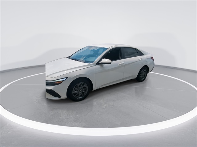 2024 Hyundai Elantra SEL photo 4