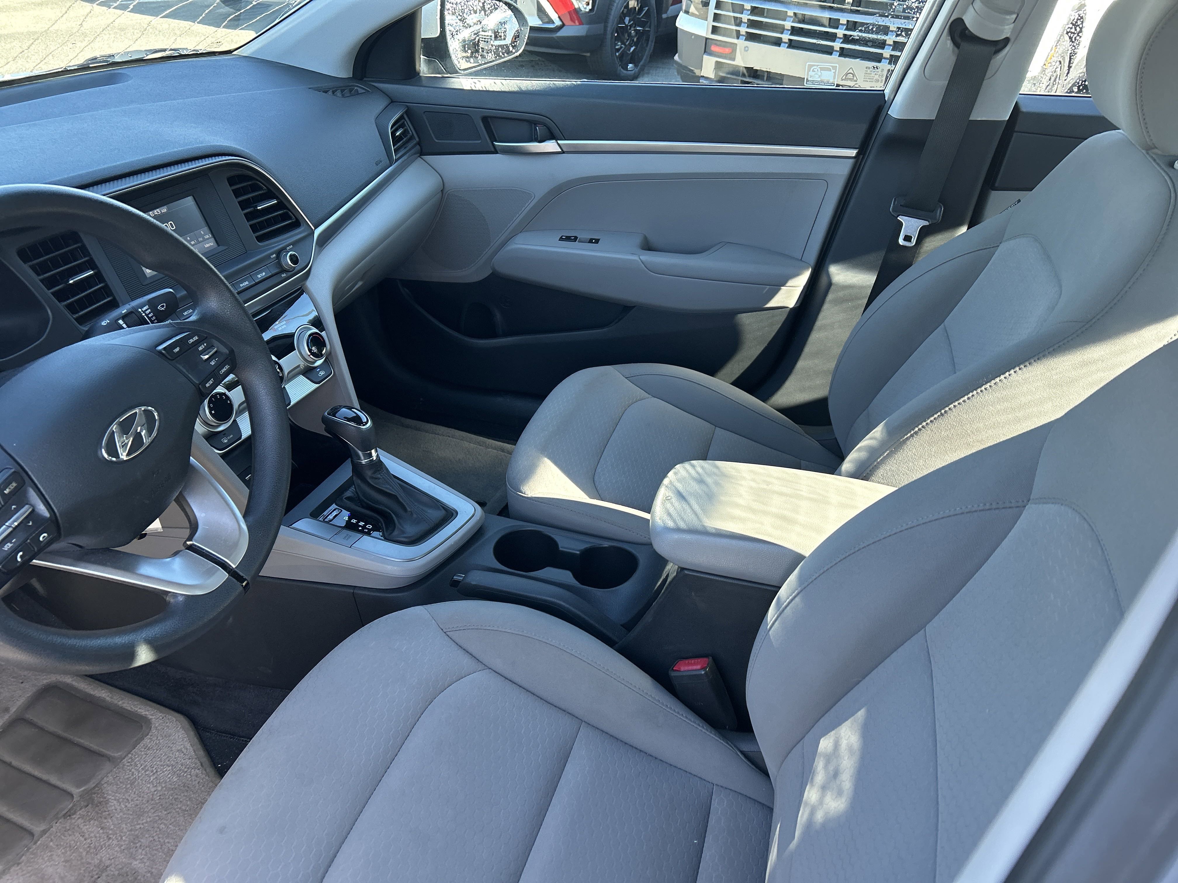 2019 Hyundai Elantra SE photo 2