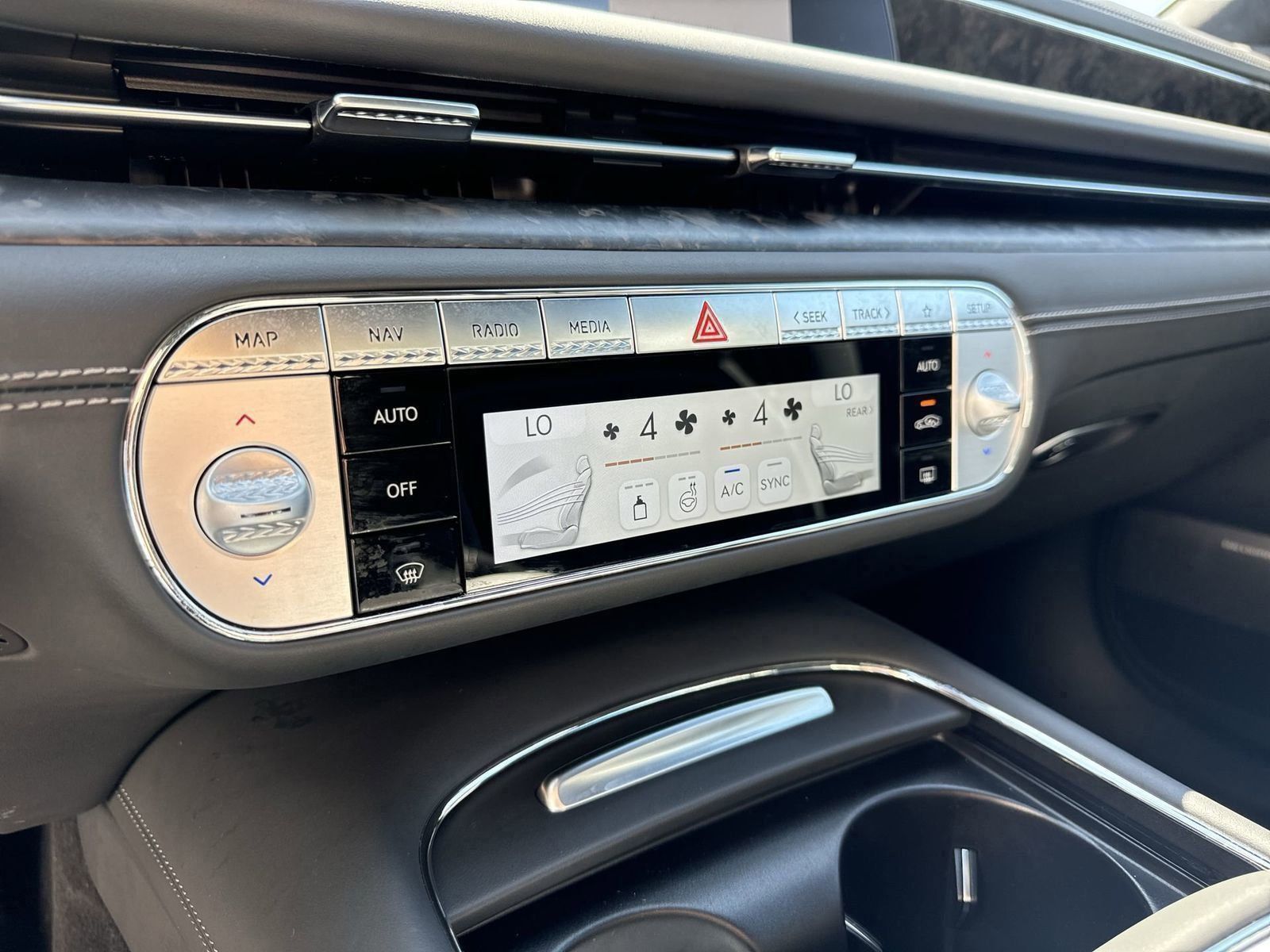 2024 Genesis G90 3.5T E-Supercharger photo 24
