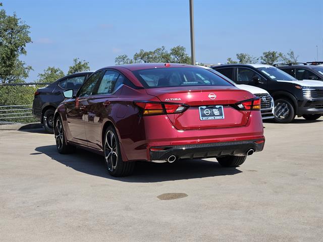 2025 Nissan Altima SR photo 4